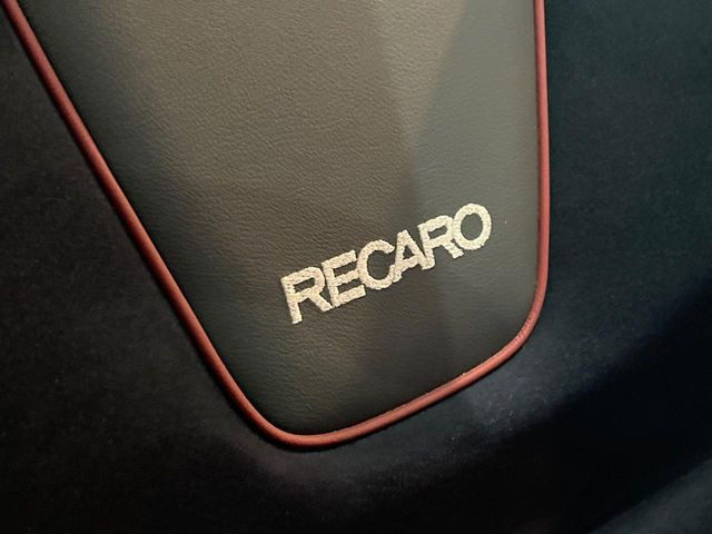 【RECARO製シート】人間工学に基づいた面圧分布によって腰への負担や長時間運転時の疲労発生を軽減☆一目でレカロとわかるスポーティなルックスが特徴です。