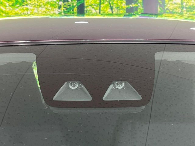 【スマートアシスト】走行中に前方の車両等を認識し、衝突しそうな時は警報とブレーキで衝突回避と被害軽減をアシスト。より安全にドライブをお楽しみいただけます。