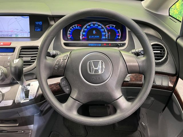�C���e���A�ɍ��킹���f�U�C���̃X�e�A�����O�́A�^�]�������̂��Ƃ��l���A�^�]���₷���`��A�傫���ł��B�����x�A���ۂɐG���Ă��m���߂��������B
