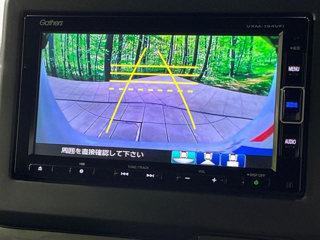 【バックカメラ】駐車時に後方がリアルタイム映像で確認できます。大型商業施設や立体駐車場での駐車時や、夜間のバック時に大活躍!運転スキルに関わらず、今や必須となった装備のひとつです!