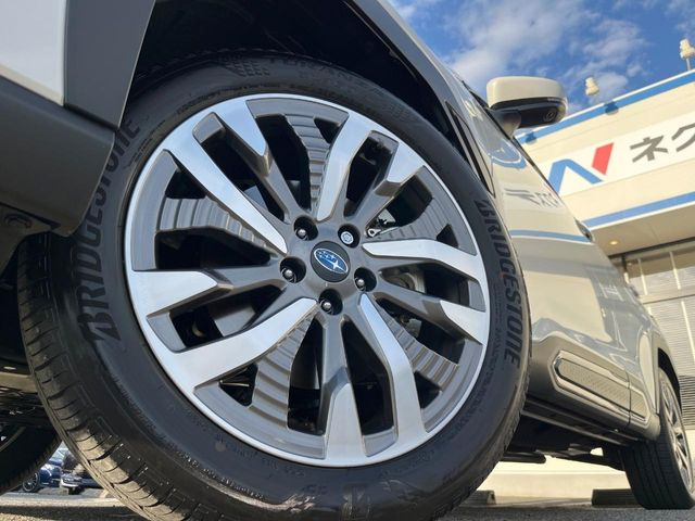 �y����19�C���`�A���~�z�C�[���z�O�ςɃ}�b�`���������A���~�z�C�[���𑕒����Ă���܂��B�e��ЊO�A���~�z�C�[����A�X�^�b�h���X�^�C�����戵�����Ă���܂��B���񂲑��k����������