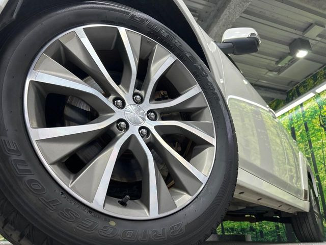 �y����18�C���`�A���~�z�C�[���z�O�ςɃ}�b�`���������A���~�z�C�[���𑕒����Ă���܂��B�e��ЊO�A���~�z�C�[����A�X�^�b�h���X�^�C�����戵�����Ă���܂��B���񂲑��k����������