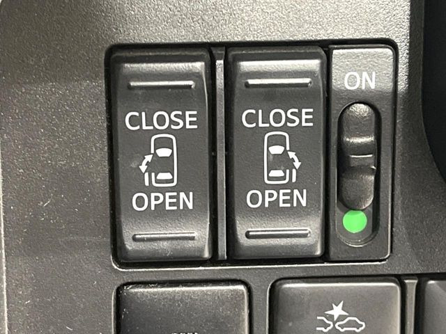 【両側パワースライドドア】スマートキーや運転席のスイッチで後席両側スライドドアの開閉が可能♪電動だから力を入れてドアを開ける必要が無く、小さなお子様でも簡単に開け閉めでき快適です♪