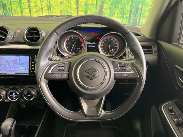 �C���e���A�ɍ��킹���f�U�C���̃X�e�A�����O�́A�^�]�������̂��Ƃ��l���A�^�]���₷���`��A�傫���ł��B�����x�A���ۂɐG���Ă��m���߂��������B