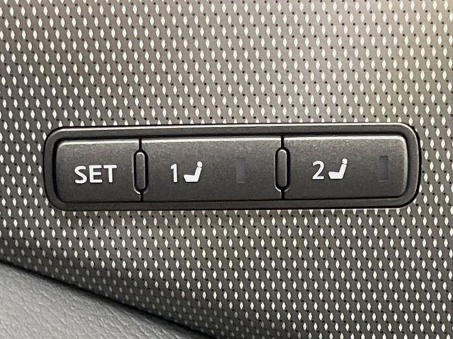 【メモリー機能付きパワーシート】ドライバーごとに設定したシート位置を記憶して、ボタン一つで切り替えできる便利な機能!運転する方が複数名いらっしゃるご家庭におすすめです♪
