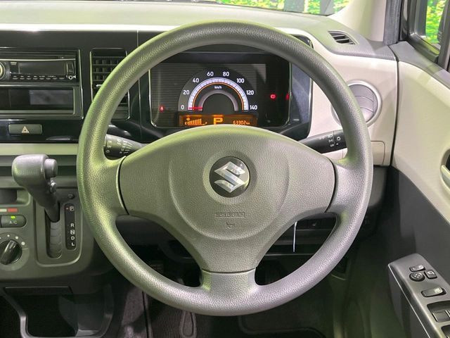 �C���e���A�ɍ��킹���f�U�C���̃X�e�A�����O�́A�^�]�������̂��Ƃ��l���A�^�]���₷���`��A�傫���ł��B�����x�A���ۂɐG���Ă��m���߂��������B