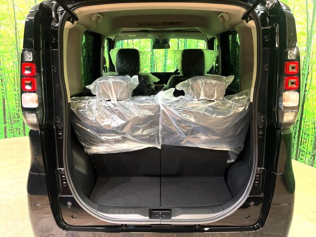 積み下ろしのしやすいデッキにはたっぷりと荷物を積み込んでいただけます。遊びから仕事まで、様々なシーンで頼れます♪