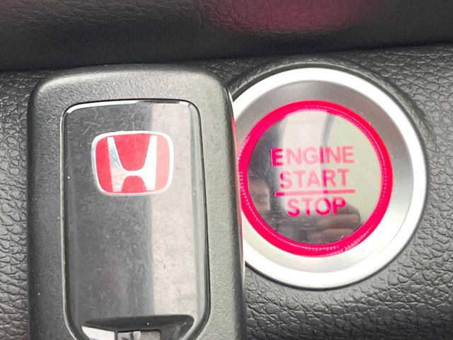 �yHonda�X�}�[�g�L�[�z�J�o����|�P�b�g�ɓ��ꂽ�܂܂ł��h�A�̎{���E�������\�ȃX�}�[�g�L�[�𑕔��B�G���W���̃I���E�I�t�����J�M�����o���K�v����������Ƃ��Ă��֗��ł���