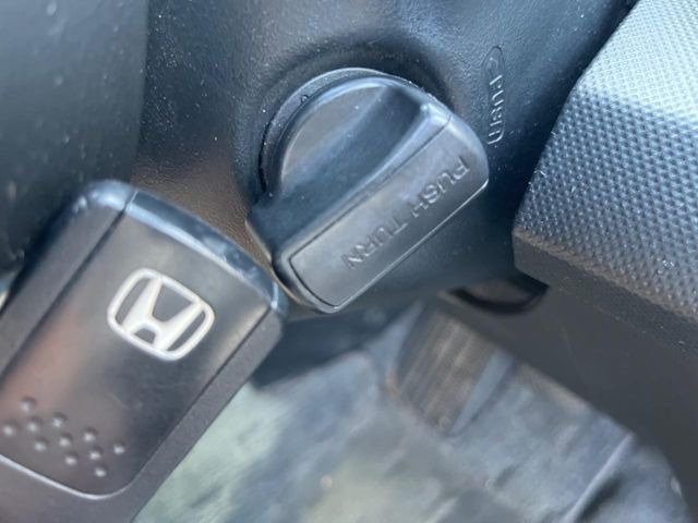 �yHonda�X�}�[�g�L�[�z�J�o����|�P�b�g�ɓ��ꂽ�܂܂ł��h�A�̎{���E�������\�ȃX�}�[�g�L�[�𑕔��B�G���W���̃I���E�I�t�����J�M�����o���K�v����������Ƃ��Ă��֗��ł���