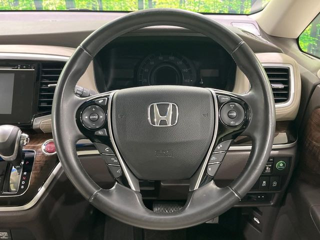 インテリアに合わせたデザインのステアリングは、運転される方のことも考え、運転しやすい形状、大きさです。是非一度、実際に触ってお確かめください。