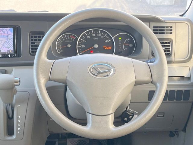 �C���e���A�ɍ��킹���f�U�C���̃X�e�A�����O�́A�^�]�������̂��Ƃ��l���A�^�]���₷���`��A�傫���ł��B�����x�A���ۂɐG���Ă��m���߂��������B