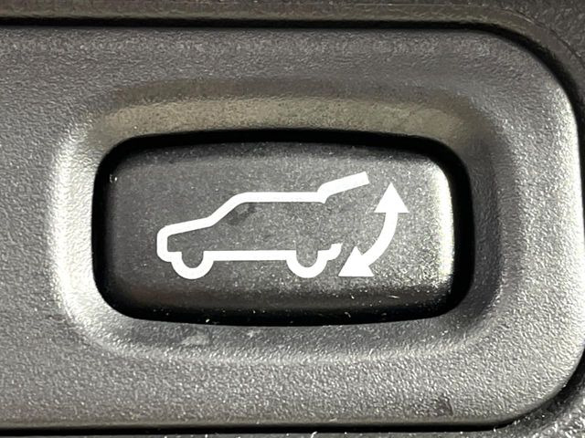 【パワーバックドア】スマートキーや運転席のボタンを押すだけでリアゲートが自動で開閉します!荷物を持っている時や、高い位置にあるバックドアを閉める際に便利な機能です♪