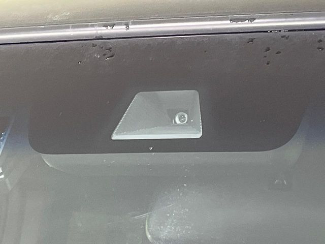 【ホンダセンシング】走行中に前方の車両等を認識し、衝突しそうな時は警報とブレーキで衝突回避と被害軽減をアシスト。より安全にドライブをお楽しみいただけます。