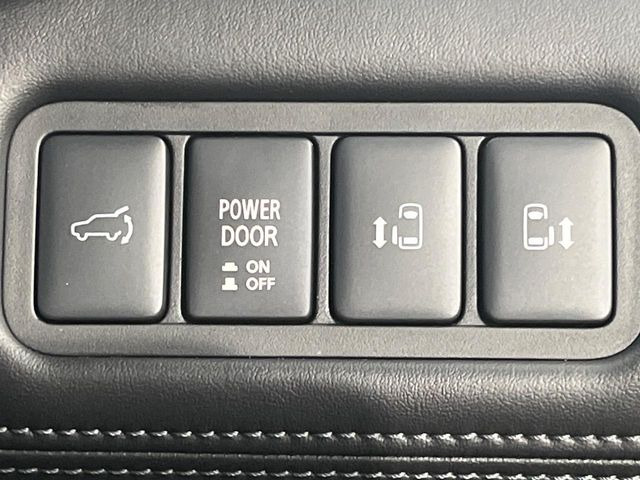 【両側パワースライドドア】スマートキーや運転席のスイッチで後席両側スライドドアの開閉が可能♪電動だから力を入れてドアを開ける必要が無く、小さなお子様でも簡単に開け閉めでき快適です♪