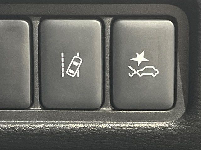 【三菱e-Assist】走行中に前方の車両等を認識し、衝突しそうな時は警報とブレーキで衝突回避と被害軽減をアシスト。より安全にドライブをお楽しみいただけます。