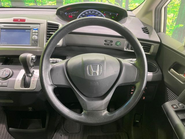 �C���e���A�ɍ��킹���f�U�C���̃X�e�A�����O�́A�^�]�������̂��Ƃ��l���A�^�]���₷���`��A�傫���ł��B�����x�A���ۂɐG���Ă��m���߂��������B