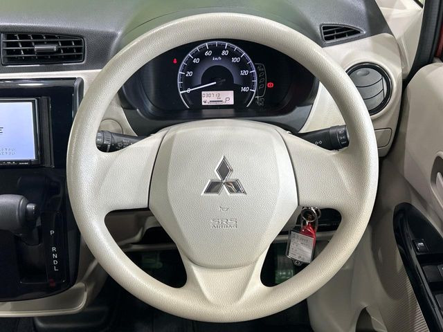 インテリアに合わせたデザインのステアリングは、運転される方のことも考え、運転しやすい形状、大きさです。是非一度、実際に触ってお確かめください。