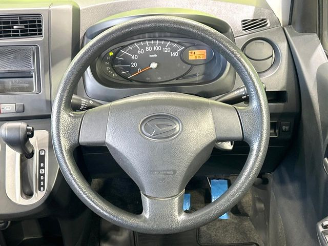 �C���e���A�ɍ��킹���f�U�C���̃X�e�A�����O�́A�^�]�������̂��Ƃ��l���A�^�]���₷���`��A�傫���ł��B�����x�A���ۂɐG���Ă��m���߂��������B