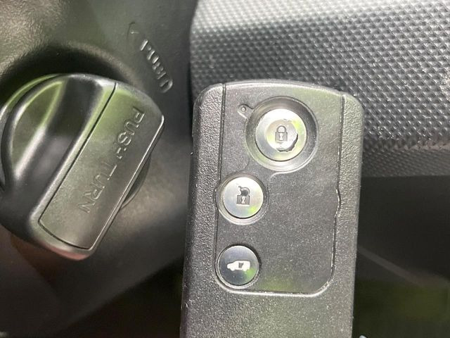�yHonda�X�}�[�g�L�[�z�J�o����|�P�b�g�ɓ��ꂽ�܂܂ł��h�A�̎{���E�������\�ȃX�}�[�g�L�[�𑕔��B�G���W���̃I���E�I�t�����J�M�����o���K�v����������Ƃ��Ă��֗��ł���