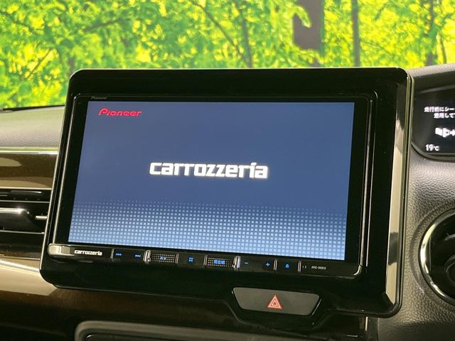【大画面ナビ】人気の大型9インチナビを装備。存在感のある大画面はインパクト大!ナビ利用時のマップ表示は見やすく、テレビやDVDは臨場感がアップ!いつものドライブがグッと楽しくなります♪