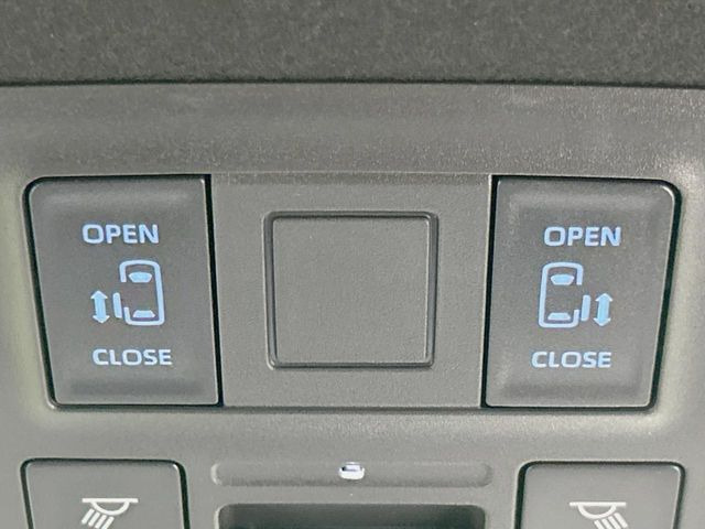 【両側パワースライドドア】スマートキーや運転席のスイッチで後席両側スライドドアの開閉が可能♪電動だから力を入れてドアを開ける必要が無く、小さなお子様でも簡単に開け閉めでき快適です♪