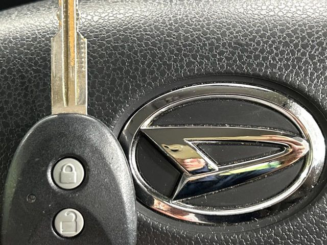 【キーレス】少し離れた場所からでもボタン一つでドアの開錠・施錠ができるのでとっても便利!ドアの鍵穴周りに傷をつけることもありません♪