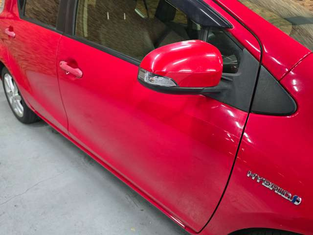�E���̑O�h�A�܂��ł��B�O�̃t�F���_�[�ɁuHYBRID�v�̃G���u�������t���Ă��܂��ˁB