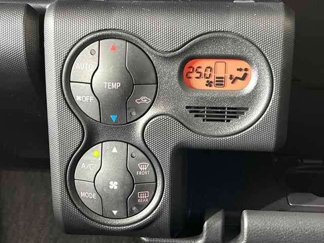 【オートエアコン】一度お好みの温度に設定すれば、車内の温度を検知し風量や温度を自動で調整。暑い&hellip;寒い&hellip;と何度もスイッチ操作をする必要はありません。快適な車内空間には必須の機能ですね♪