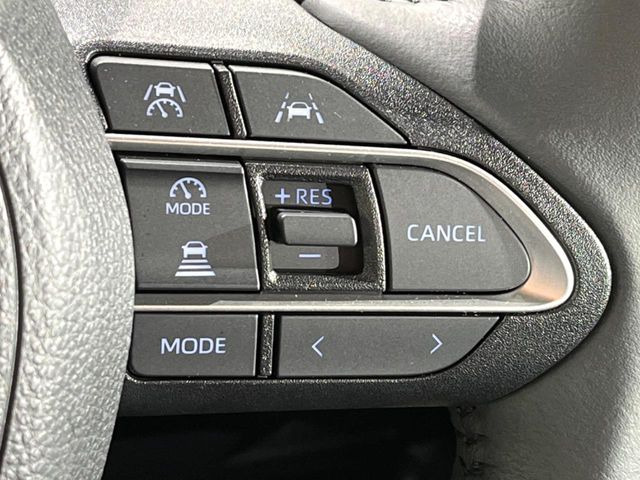 【レーダークルーズコントロール】高速道路での長距離走行が楽に!!自動で速度を保つクルーズコントロールが、衝突軽減システムと連携し、前方の車両を感知して車間を保つように速度調節してくれます!!