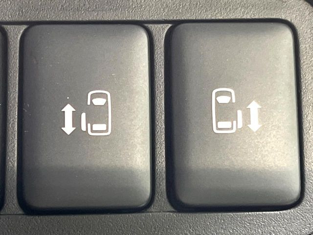 【両側パワースライドドア】スマートキーや運転席のスイッチで後席両側スライドドアの開閉が可能♪電動だから力を入れてドアを開ける必要が無く、小さなお子様でも簡単に開け閉めでき快適です♪