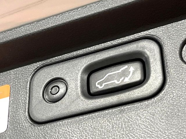 【パワーバックドア】スマートキーや運転席のボタンを押すだけでリアゲートが自動で開閉します!荷物を持っている時や、高い位置にあるバックドアを閉める際に便利な機能です♪