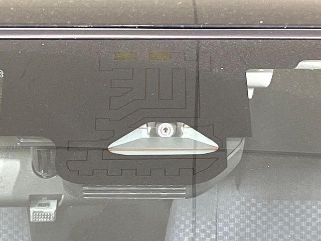 【トヨタセーフティセンス】走行中に前方の車両等を認識し、衝突しそうな時は警報とブレーキで衝突回避と被害軽減をアシスト。より安全にドライブをお楽しみいただけます。
