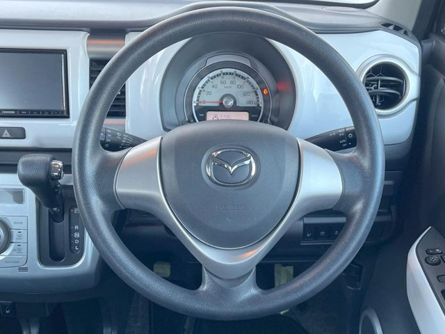 �C���e���A�ɍ��킹���f�U�C���̃X�e�A�����O�́A�^�]�������̂��Ƃ��l���A�^�]���₷���`��A�傫���ł��B�����x�A���ۂɐG���Ă��m���߂��������B