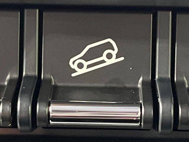 【ダウンヒルアシスト】急な下り坂でも車速を自動的に制御し、ブレーキ操作をしなくても一定の速度で安定して走行できる安心機能!滑りやすい路面や山道でもドライバーの負担を軽減してくれます♪