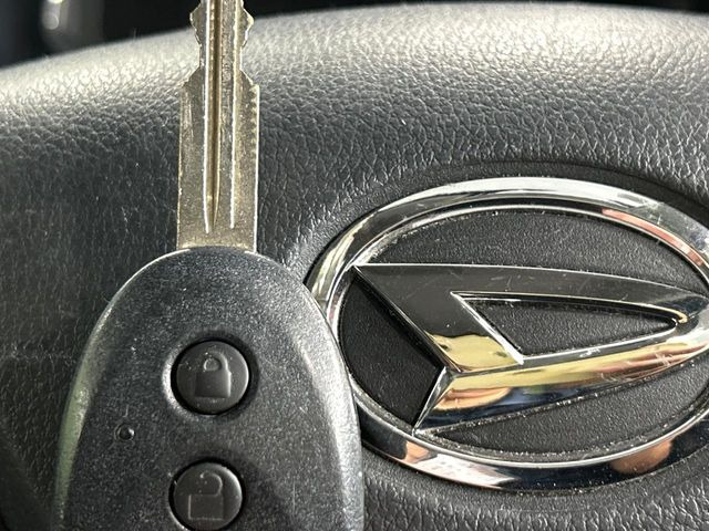 【キーレス】少し離れた場所からでもボタン一つでドアの開錠・施錠ができるのでとっても便利!ドアの鍵穴周りに傷をつけることもありません♪