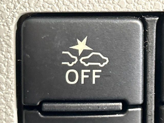 【スマートアシスト】走行中に前方の車両等を認識し、衝突しそうな時は警報とブレーキで衝突回避と被害軽減をアシスト。より安全にドライブをお楽しみいただけます。