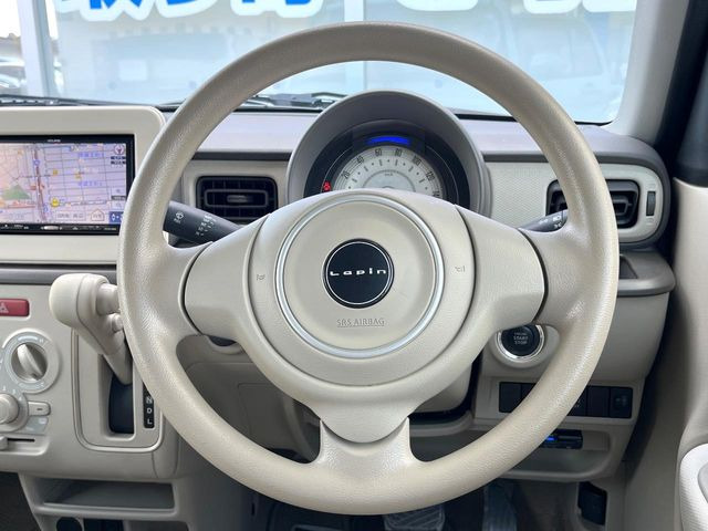 �C���e���A�ɍ��킹���f�U�C���̃X�e�A�����O�́A�^�]�������̂��Ƃ��l���A�^�]���₷���`��A�傫���ł��B�����x�A���ۂɐG���Ă��m���߂��������B