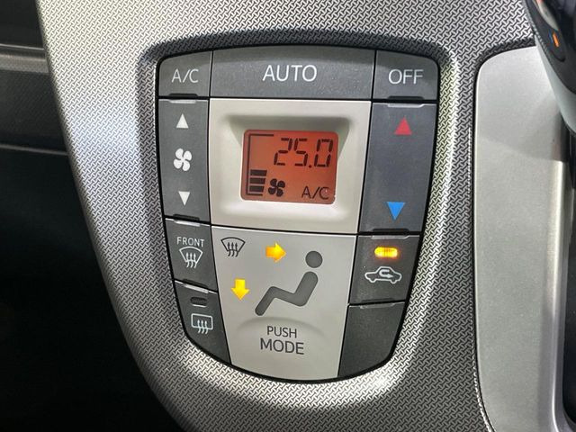 【オートエアコン】一度お好みの温度に設定すれば、車内の温度を検知し風量や温度を自動で調整。暑い&hellip;寒い&hellip;と何度もスイッチ操作をする必要はありません。快適な車内空間には必須の機能ですね♪