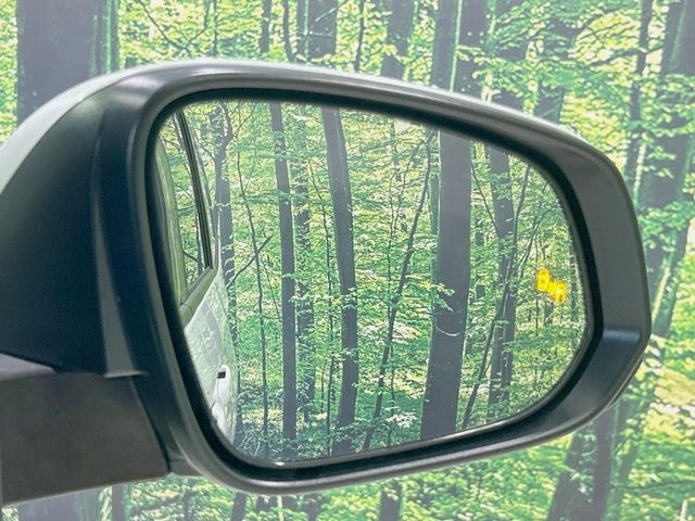 【ブラインドスポットモニター】走行中、ドアミラーの死角になりやすい箇所に後続車が接近するとサイドミラーのレンズに警告を表示!ドライバーに注意喚起をしてくれます。