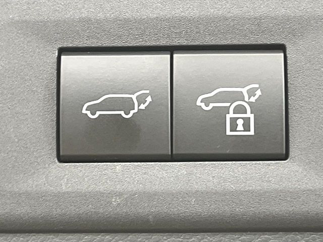 【パワーバックドア】スマートキーや運転席のボタンを押すだけでリアゲートが自動で開閉します!荷物を持っている時や、高い位置にあるバックドアを閉める際に便利な機能です♪