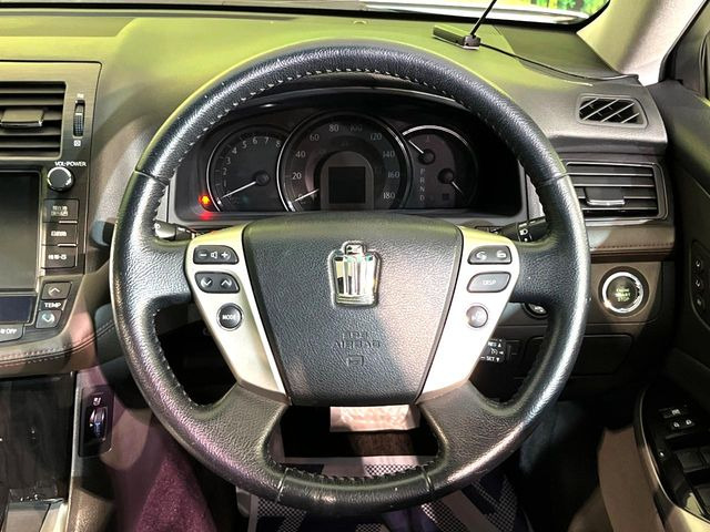 �C���e���A�ɍ��킹���f�U�C���̃X�e�A�����O�́A�^�]�������̂��Ƃ��l���A�^�]���₷���`��A�傫���ł��B�����x�A���ۂɐG���Ă��m���߂��������B