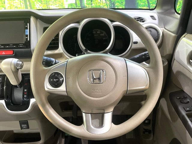 �C���e���A�ɍ��킹���f�U�C���̃X�e�A�����O�́A�^�]�������̂��Ƃ��l���A�^�]���₷���`��A�傫���ł��B�����x�A���ۂɐG���Ă��m���߂��������B