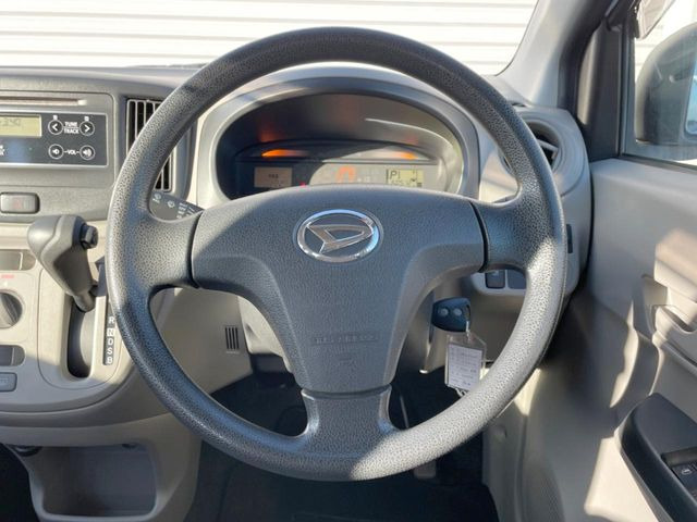 �C���e���A�ɍ��킹���f�U�C���̃X�e�A�����O�́A�^�]�������̂��Ƃ��l���A�^�]���₷���`��A�傫���ł��B�����x�A���ۂɐG���Ă��m���߂��������B