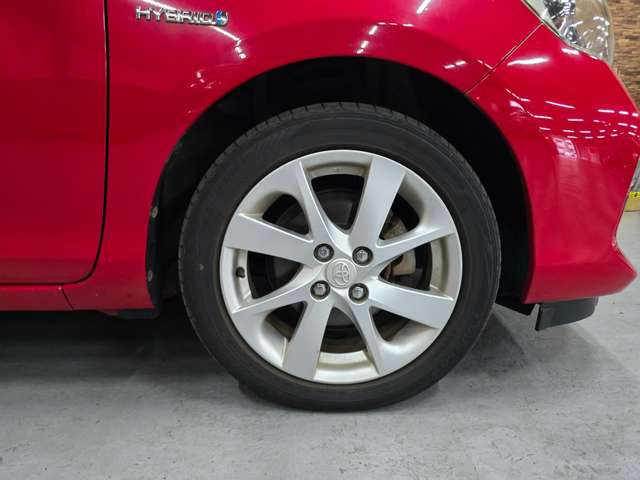 �E�O�̃^�C���ł��B�^�C���̏�ɁA�uHYBRID�v�̃G���u�����������Ă��܂��B