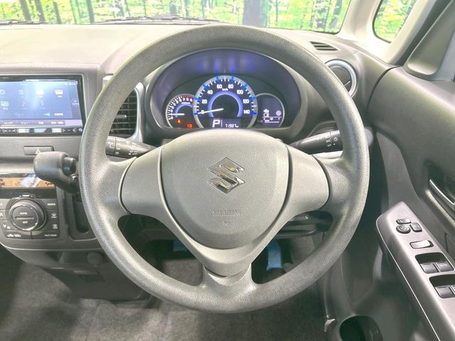 �C���e���A�ɍ��킹���f�U�C���̃X�e�A�����O�́A�^�]�������̂��Ƃ��l���A�^�]���₷���`��A�傫���ł��B�����x�A���ۂɐG���Ă��m���߂��������B