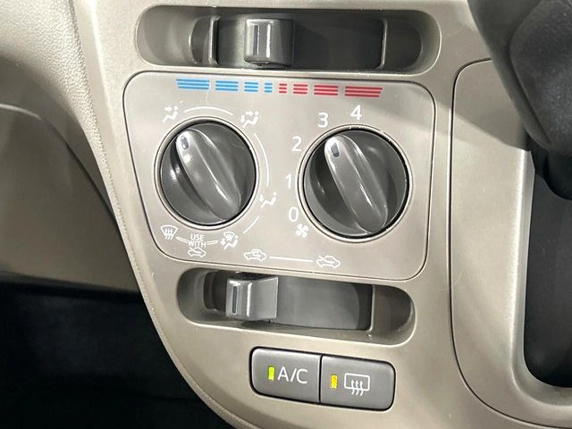 寒い冬も暑い夏も全席に快適な空調を届けてくれる、ダイヤル式エアコンを装備♪