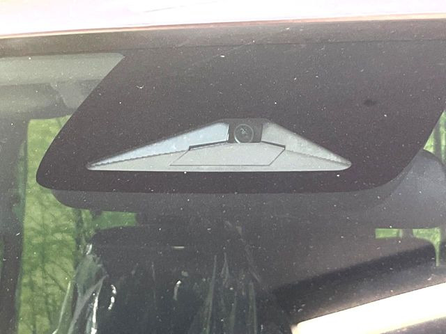 【ホンダセンシング】走行中に前方の車両等を認識し、衝突しそうな時は警報とブレーキで衝突回避と被害軽減をアシスト。より安全にドライブをお楽しみいただけます。