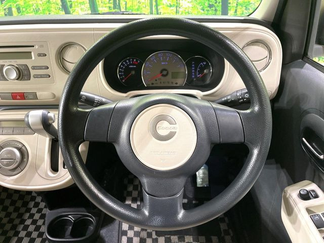 �C���e���A�ɍ��킹���f�U�C���̃X�e�A�����O�́A�^�]�������̂��Ƃ��l���A�^�]���₷���`��A�傫���ł��B�����x�A���ۂɐG���Ă��m���߂��������B