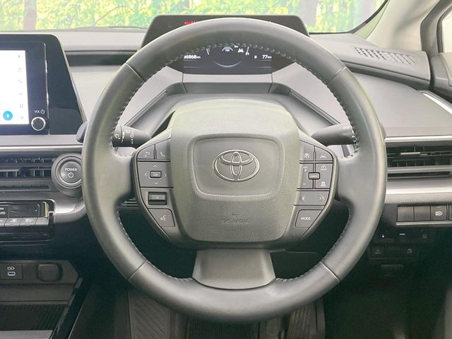 インテリアに合わせたデザインのステアリングは、運転される方のことも考え、運転しやすい形状、大きさです。是非一度、実際に触ってお確かめください。