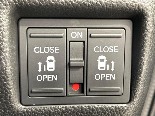 【両側パワースライドドア】スマートキーや運転席のスイッチで後席両側スライドドアの開閉が可能♪電動だから力を入れてドアを開ける必要が無く、小さなお子様でも簡単に開け閉めでき快適です♪